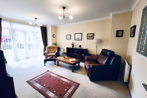 2 bedroom flat for sale, Mayfair Court, Stonegrove, Edgware HA8