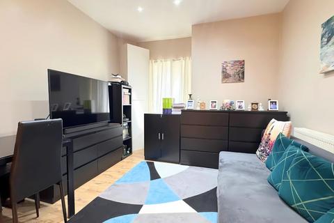 2 bedroom flat for sale, Flat ,  Elmdene Road, London