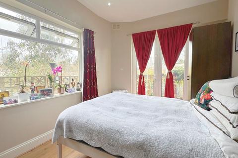 2 bedroom flat for sale, Flat ,  Elmdene Road, London