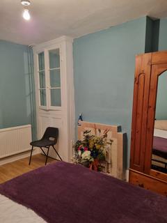 1 bedroom in a house share to rent, Bathurst Gardens, London NW10