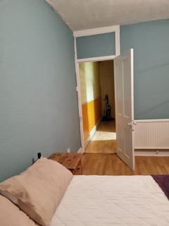 1 bedroom in a house share to rent, Bathurst Gardens, London NW10