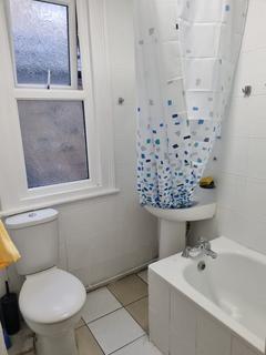 1 bedroom in a house share to rent, Bathurst Gardens, London NW10