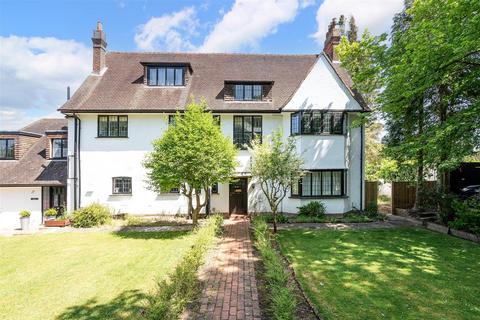 Flat 4, 9 Lynwood Road, Epsom, KT17 4LF