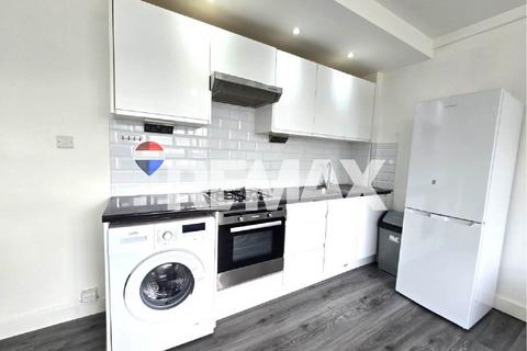 3 bedroom flat to rent, Beaumont Court Upper Clapton Road, London E5