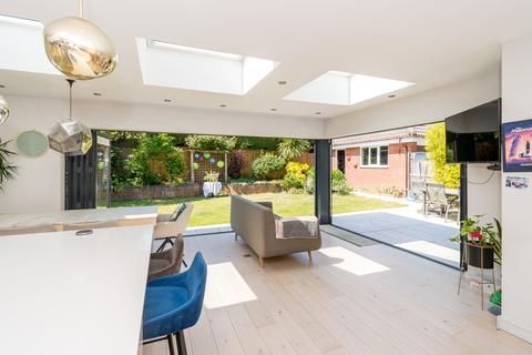 38 Crofton Close, Southampton, SO17 1XB