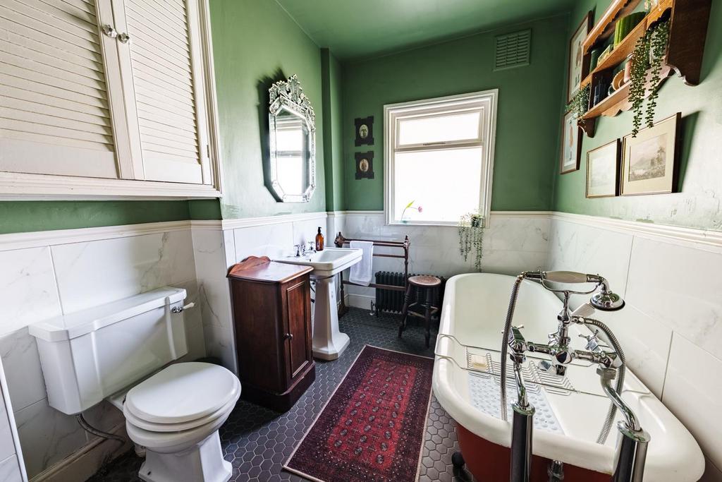 8 - Bathroom.jpg