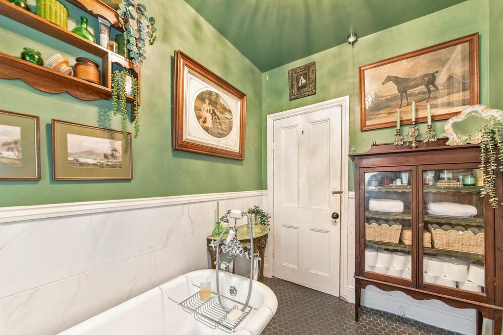 28 - bathroom.jpg