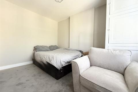 81 Aylestone Drive, Leicester, LE2 8SB