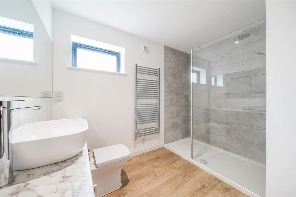 Bathroom 1.jpg