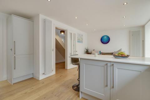 10 Rivermead, East Molesey, KT8 9AZ
