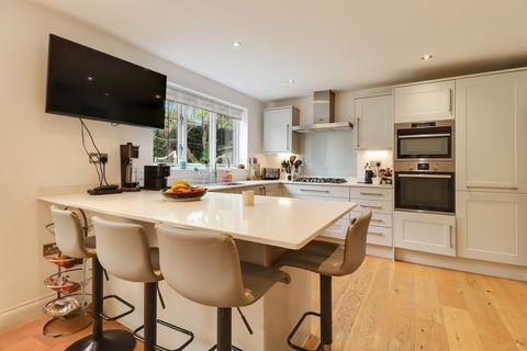 10 Rivermead, East Molesey, KT8 9AZ
