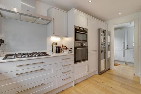 10 Rivermead, East Molesey, KT8 9AZ