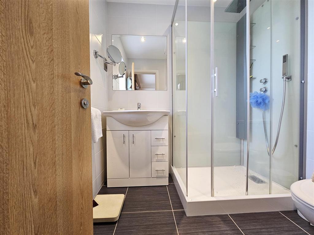 En suite shower room/wc