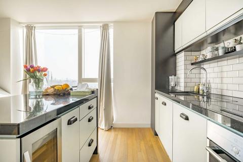 2 bedroom flat to rent, Cobblestone Square, London E1W