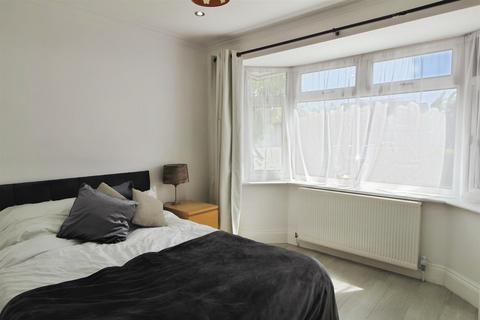 4 bedroom detached bungalow to rent, St Andrews Crescent, Dedworth
