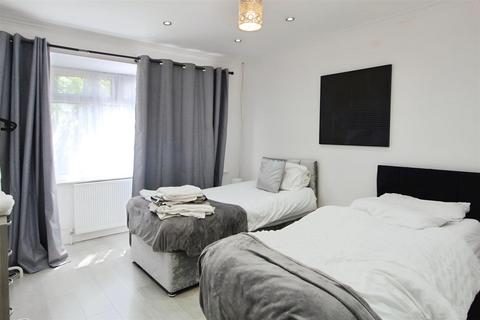 4 bedroom detached bungalow to rent, St Andrews Crescent, Dedworth