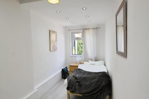 4 bedroom detached bungalow to rent, St Andrews Crescent, Dedworth