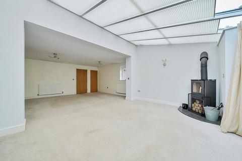 4 Newbery Close, Caterham, CR3 6GD