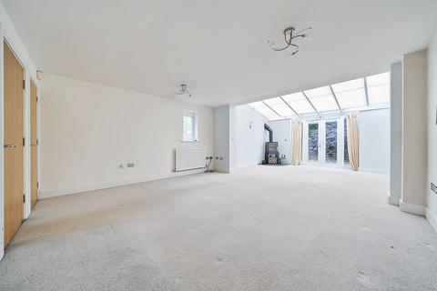 4 Newbery Close, Caterham, CR3 6GD