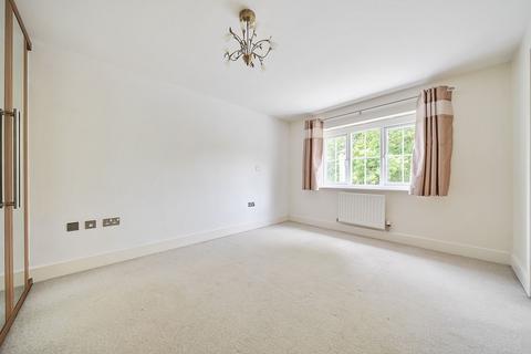 4 Newbery Close, Caterham, CR3 6GD