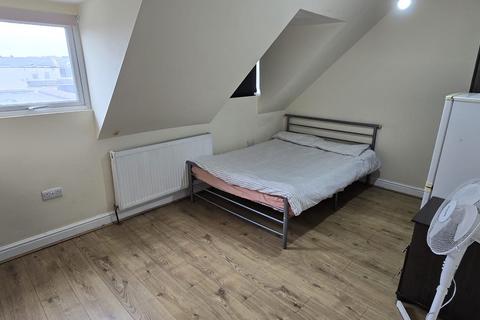 Flat share to rent, Whitton Road, Hounslow, Greater London, TW3