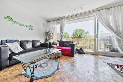 3 bedroom flat to rent, Droitwich Close, Sydenham Hill, London, SE26