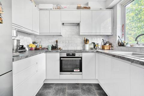 3 bedroom flat to rent, Droitwich Close, Sydenham Hill, London, SE26