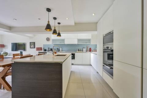Flat 4, 1 Woodside, London, SW19 7AR
