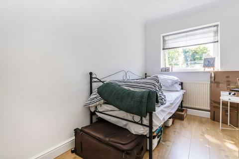 2 bedroom flat to rent, Claremont Road, Surbiton KT6