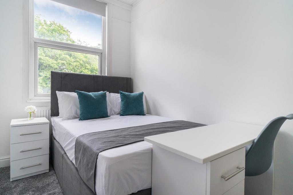 This beautifully appointed double bedroom featu...