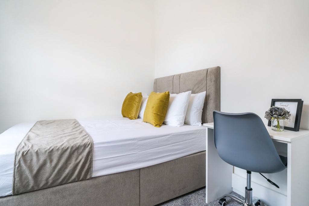 This beautifully designed double bedroom featur...