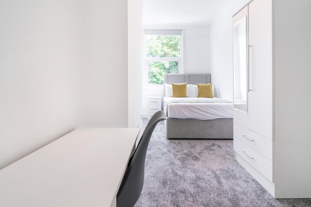 This inviting double bedroom features ample nat...