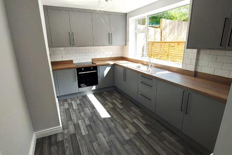3 bedroom end of terrace house to rent, Fotherby Drive, Manchester