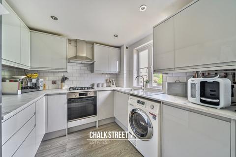 2 bedroom flat for sale, Nyall Court, Kidman Close, Gidea Park, RM2