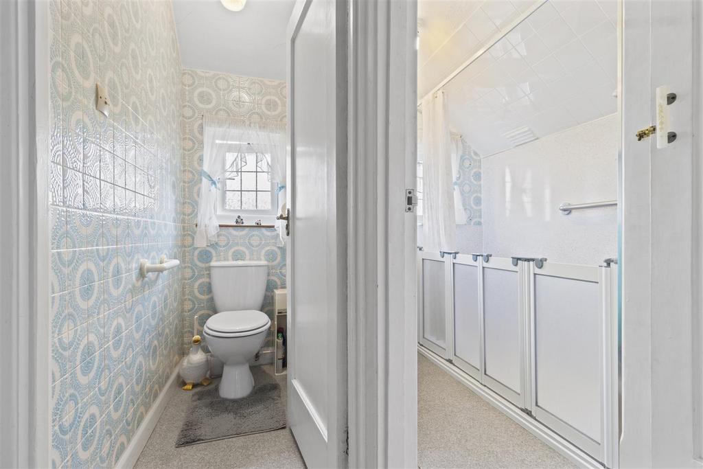 Separate wc &amp; Shower Room