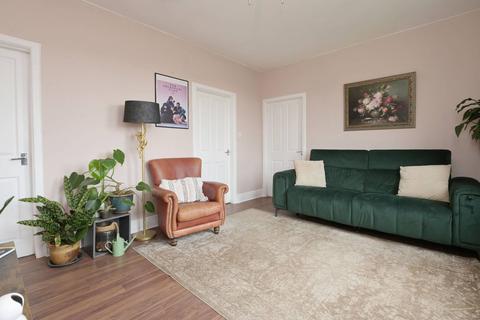 23/4 Restalrig Crescent, Edinburgh, EH7 6HH