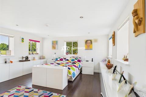 2 bedroom apartment for sale, King Edward Place, Bushey