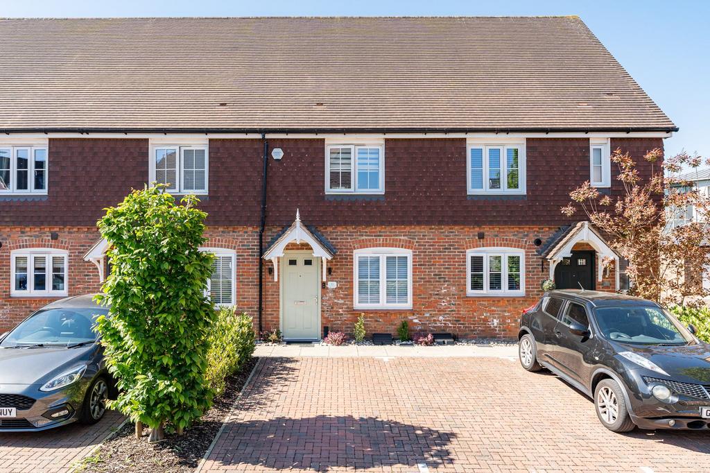 Farm Close, Ware SG12 2 bed terraced house - £400,000