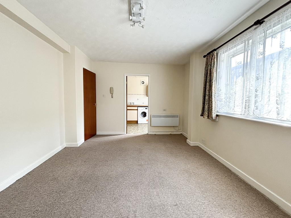 Apartment in Cambridge, Petersfield - View 3