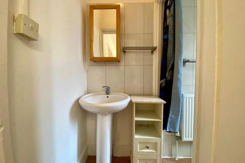 Studio to rent, London SW19