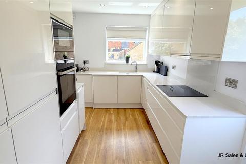 6 Doverfield, Goffs Oak, Waltham Cross, EN7 5EL