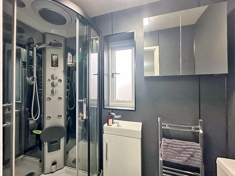 En suite shower