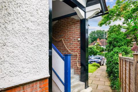 3 bedroom apartment to rent, Portsmouth Road, Thames Ditton