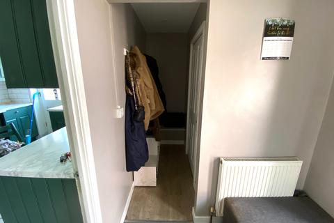 2 bedroom semi-detached house to rent, Causeway Close