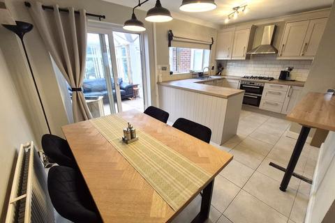 3 bedroom detached house to rent, Beechen Grove, Burntwood WS7