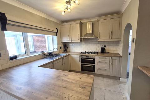 3 bedroom detached house to rent, Beechen Grove, Burntwood WS7