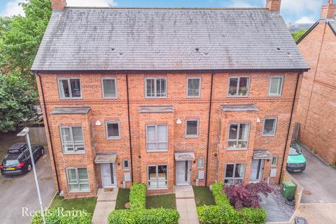 8 Sandringham Drive, Hyde Park, Leeds, LS6 1FF
