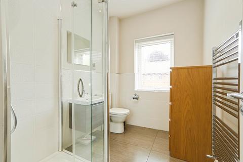 8 Sandringham Drive, Hyde Park, Leeds, LS6 1FF