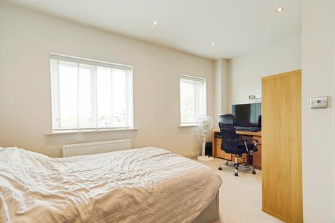 8 Sandringham Drive, Hyde Park, Leeds, LS6 1FF