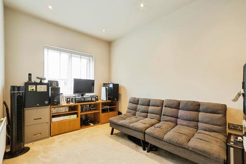 8 Sandringham Drive, Hyde Park, Leeds, LS6 1FF